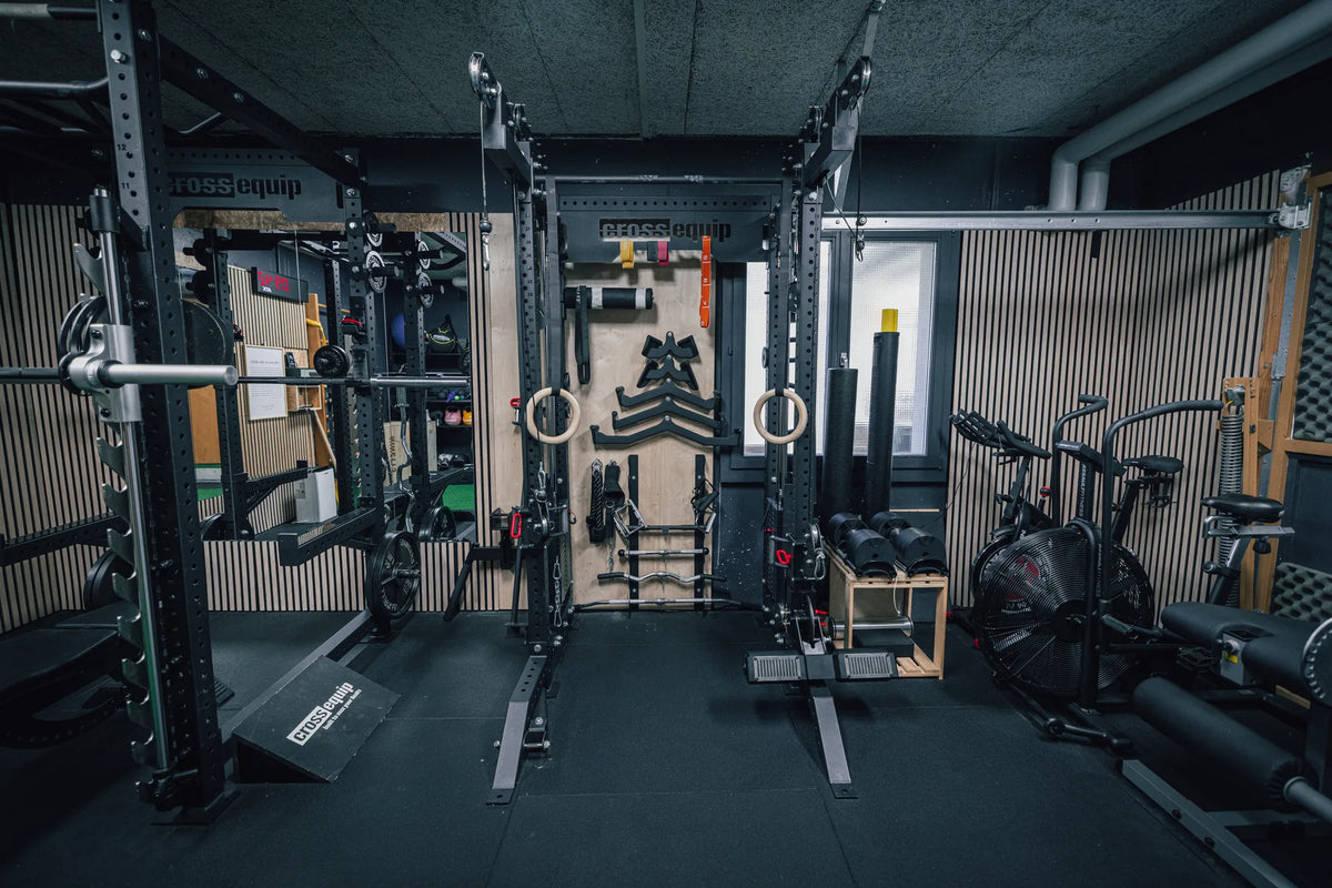 Rack von cross equip mit Ringen und Airbike im Home Gym in Reichenburg SZ