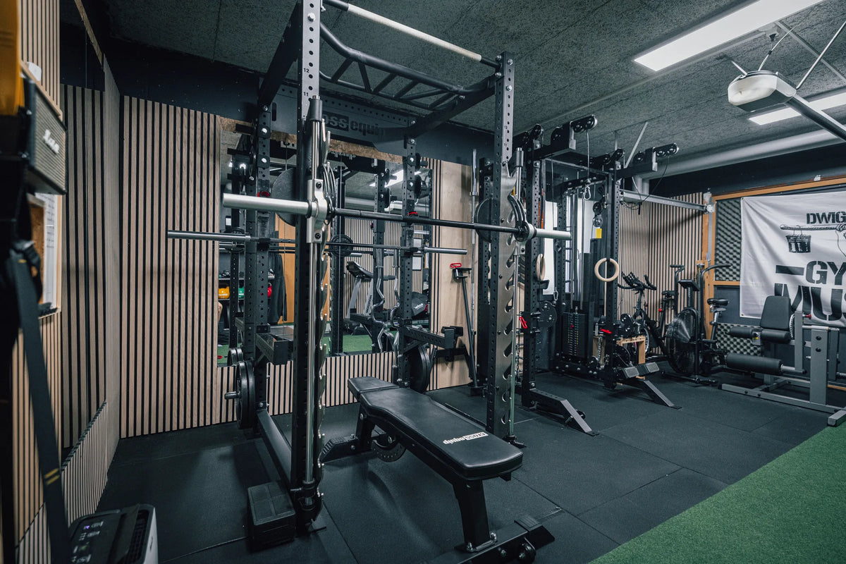 Power Rack mit Smith-Attachment und Flachbank von cross equip im Home Gym in Reichenburg SZ