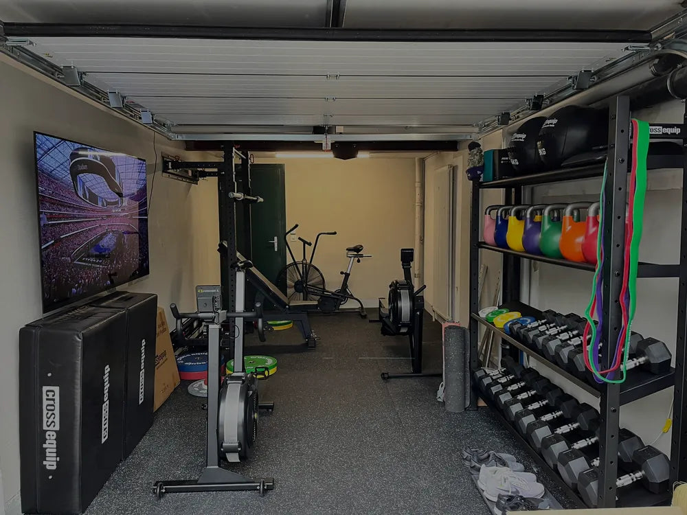 Garage-Homegym mit Squat Rack, Kettlebells, Cardio und Bumper-Plates von cross equip