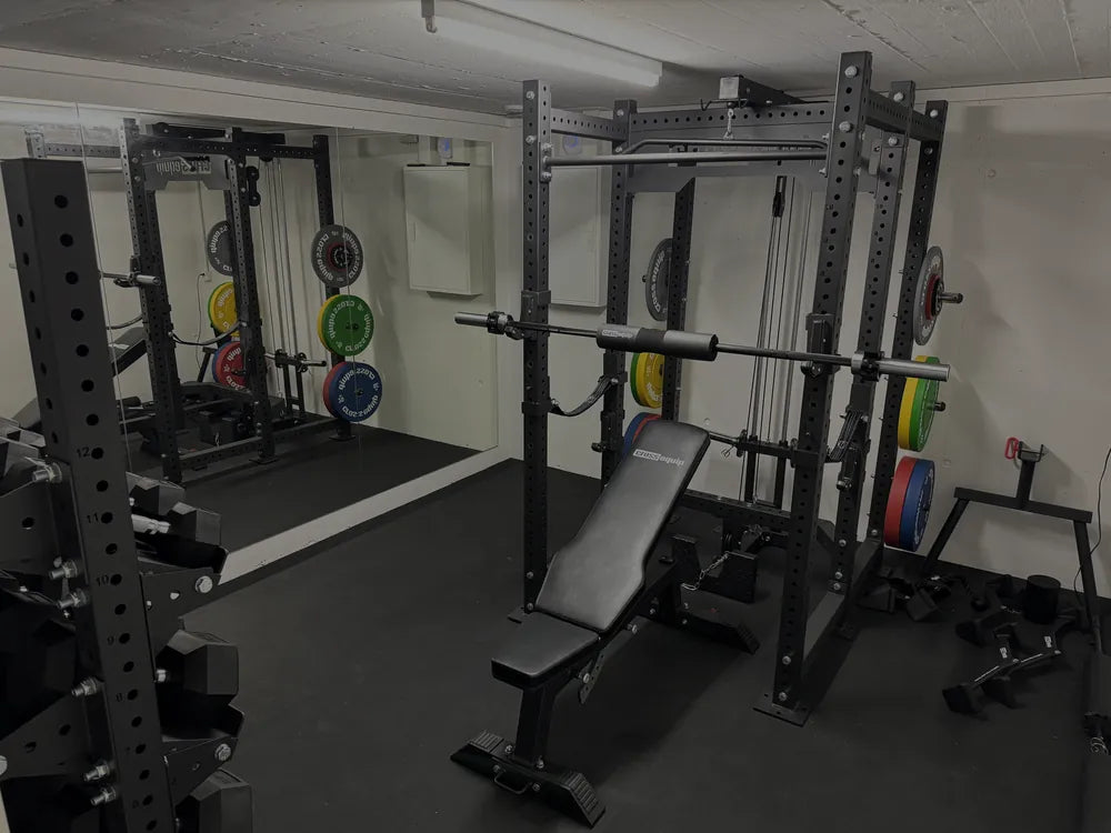 Keller-Homegym mit Power Rack, Bench, Lat-Pulley und Spiegel von cross equip