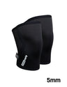Knee Sleeves Neopren 5mm als Paar, schräg von vorne – baugleich mit der 7mm-Version, schwarz mit geschwungenen Formnähten und weissem cross equip Schriftzug, daneben die Stärkeangabe 5mm