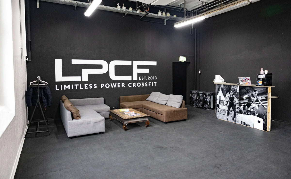 Entree und Lounge von Limitless Power CrossFit in Kriens mit Bar und Sitzecke