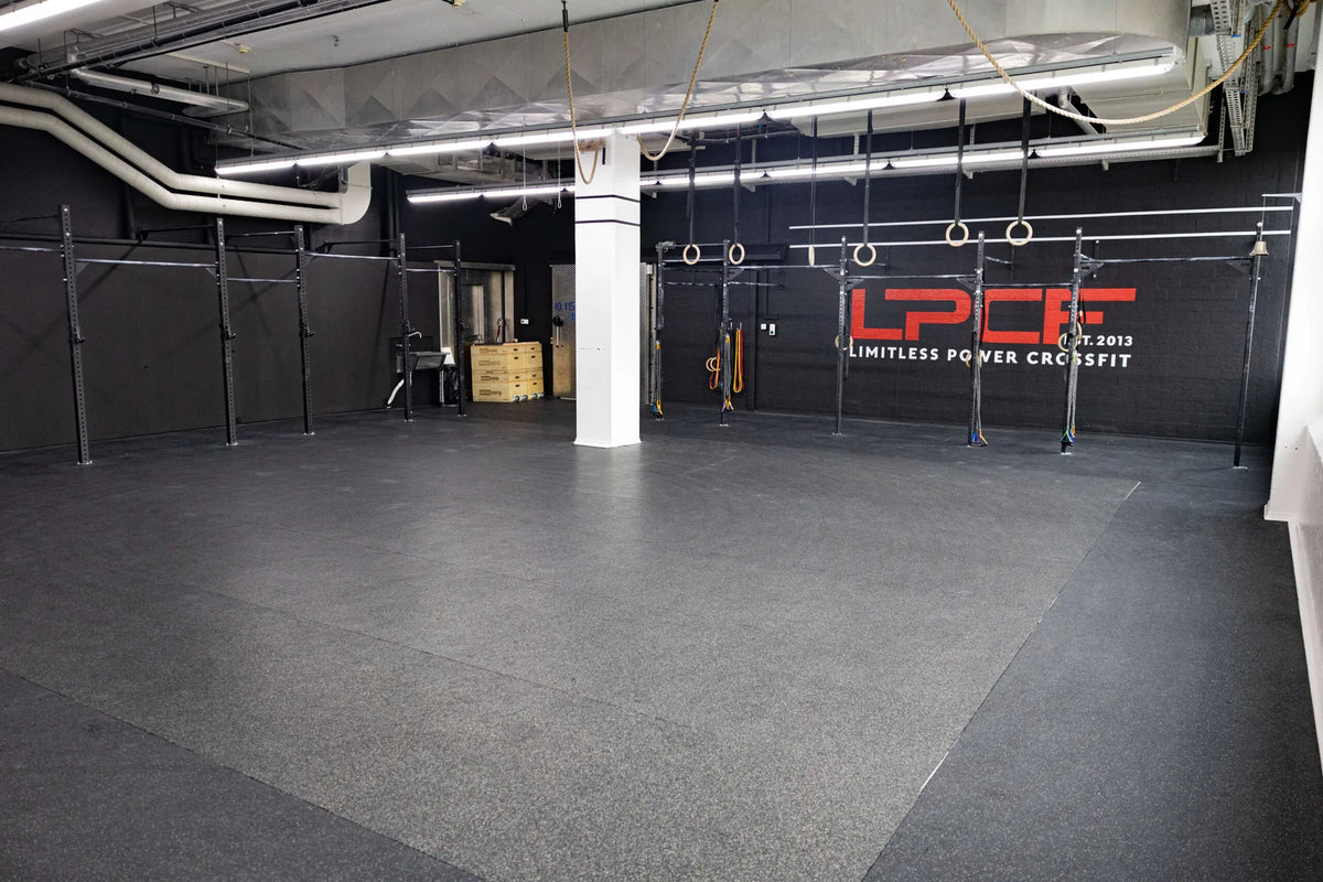 Grosser Klassenraum von Limitless Power CrossFit in Kriens mit zwei Rigs und freier Trainingsflaeche