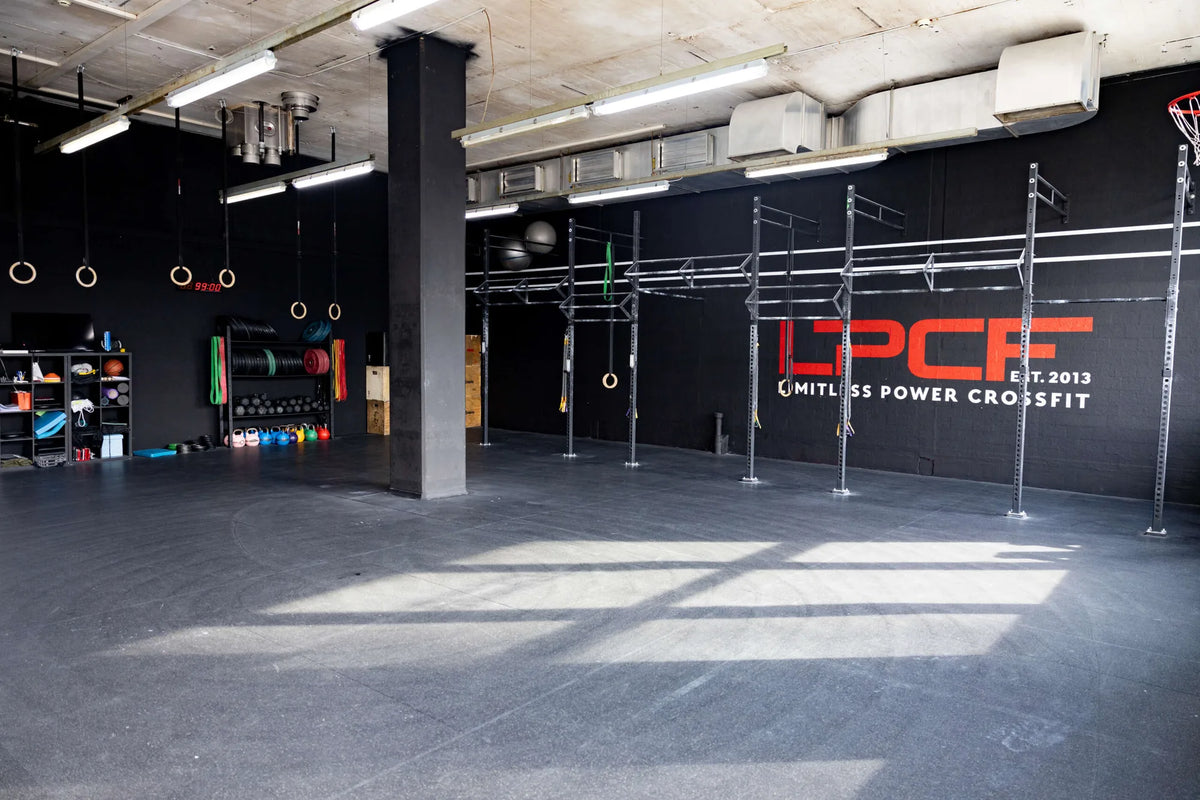 Limitless Power CrossFit in Kriens: Klassenraum mit Rig, LPCF-Logo und Materialwand, eingerichtet von cross equip