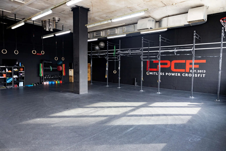Limitless Power CrossFit in Kriens: Klassenraum mit Rig, LPCF-Logo und Materialwand, eingerichtet von cross equip