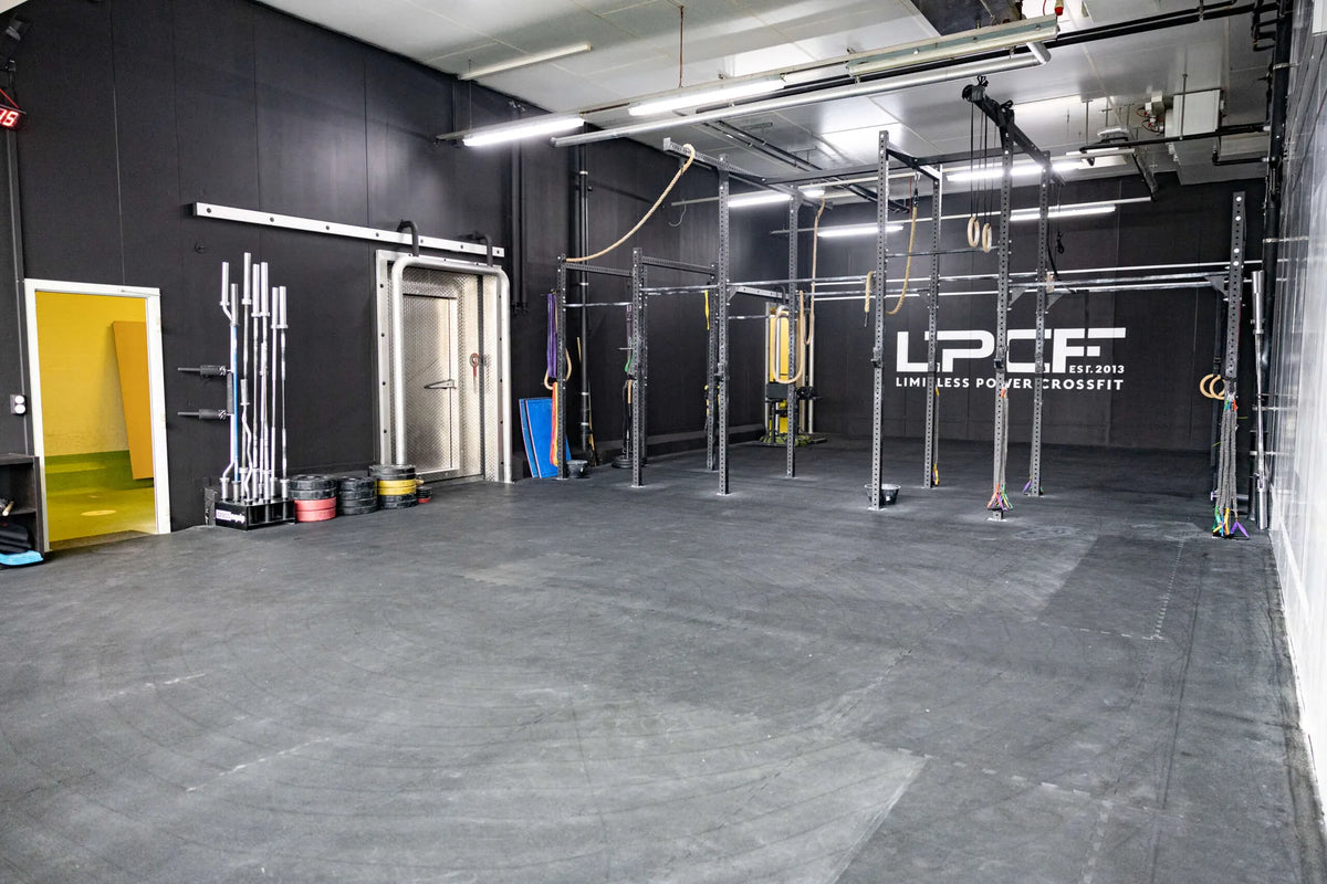 24/7 Open Gym von Limitless Power CrossFit in Kriens mit Langhantelstaender, Hantelscheiben und Rig