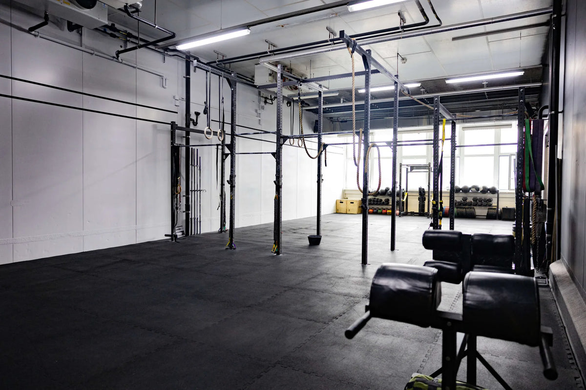 24/7 Open Gym von Limitless Power CrossFit in Kriens: Rig an der Wand, Medizinbaelle und Baenke auf der Trainingsflaeche