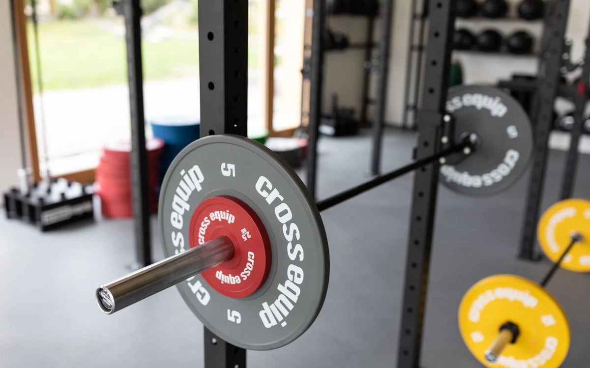 Langhantel mit cross equip Bumper Plates im Gym des Meisser Resort in Guarda