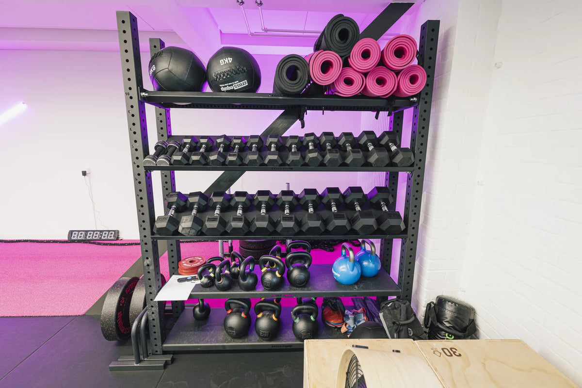 Storage Rack mit Hex-Kurzhanteln, Kettlebells und Medizinbällen
