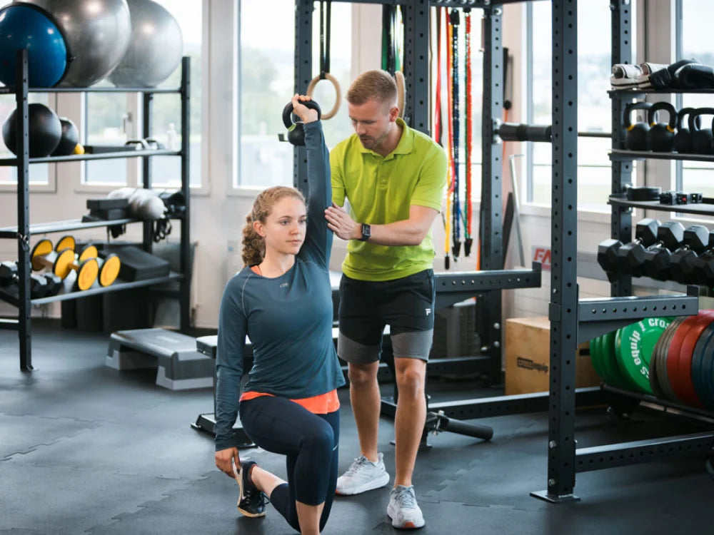 Medizinische Trainingstherapie an der Rack-Station mit cross equip Equipment in der PhysioBase Volketswil