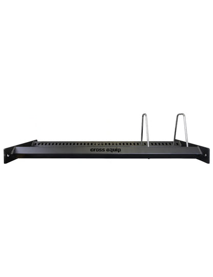Plate / Ball Storage Shelf – Frontansicht der schwarzen Stahl-Ablage mit verchromten Trennbügeln und cross equip Logo