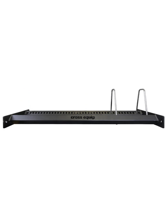 Plate / Ball Storage Shelf – Frontansicht der schwarzen Stahl-Ablage mit verchromten Trennbügeln und cross equip Logo