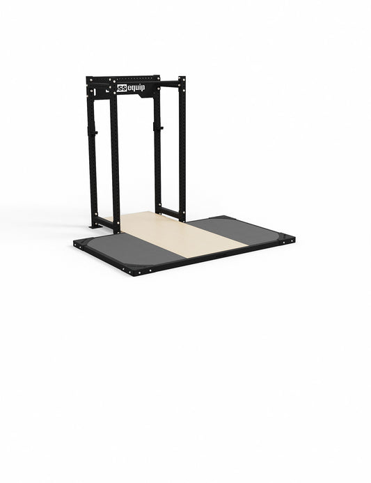 Lifting Plattform für Power Rack mit Dämpfung 1.5m x 2.5m – Setup mit cross equip Power Rack, durchgehende Holzplatte zwischen den Standfüssen für Squat und Bench