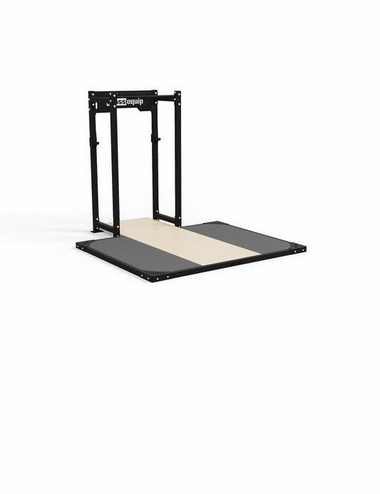 Lifting Plattform für Power Rack mit Dämpfung 2m x 2.5m – Setup mit cross equip Power Rack, durchgehende 1m x 3m Holzplatte zwischen den Standfüssen für Squat, Bench und Coaching