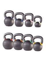 Powder Coated Kettlebell Set Basic – acht schwarze Gusseisen-Kettlebells in zwei Reihen zu je vier, von 4 bis 32 kg nach Grösse gestaffelt, jede mit farbigem Ring am Griffansatz zur Gewichtskennzeichnung und geprägtem cross equip Logo auf der Kugel