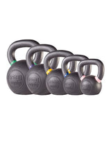 Powder Coated Kettlebell Starter Set – fünf schwarze Gusseisen-Kettlebells von 8 bis 24 kg nebeneinander aufgereiht, jede mit farbigem Ring am Griffansatz zur Gewichtskennzeichnung und geprägtem cross equip Logo