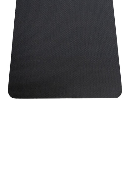 TPE Yoga Matte in schwarz von oben – abgerundete Ecke und feine Waffelstruktur der matten Oberfläche