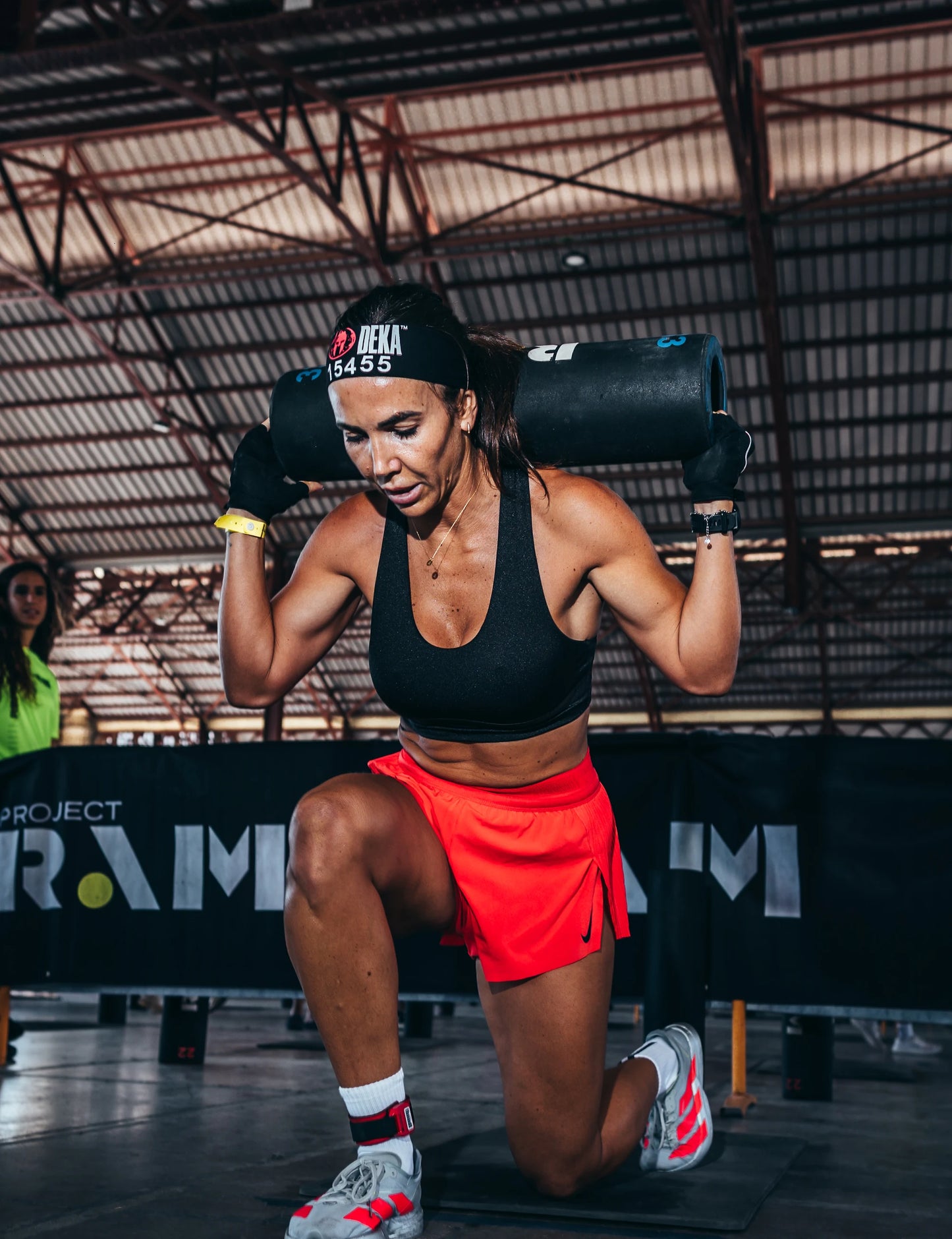RAM von RAMfit im Einsatz – Athletin bei DEKA Lunges mit RAM auf den Schultern als Sandbag-Alternative – cross equip