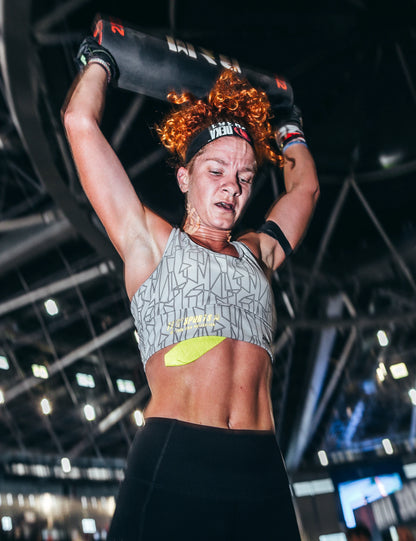 RAM von RAMfit im Einsatz – Athletin beim Thruster mit RAM über Kopf im DEKA-Wettkampf – cross equip