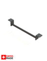 Swiss Line Ring Hanger schräg von oben – eine durchgehende Rundstange zwischen zwei abgewinkelten Montagelaschen mit je einem Bohrloch, dazu das Swiss-Made-Signet